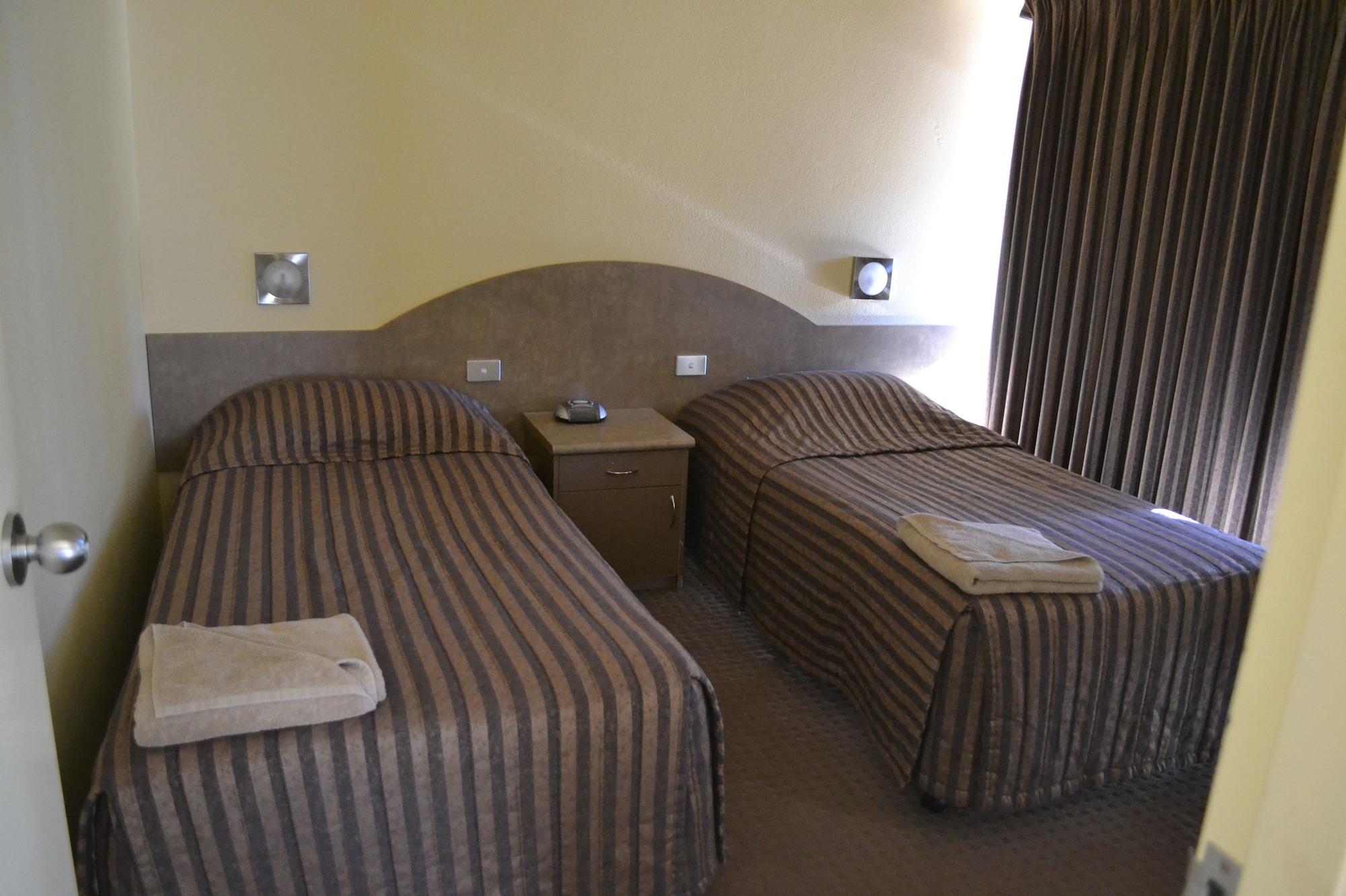 Готель Yarrawonga Mulwala Golf Club Екстер'єр фото A typical motel room