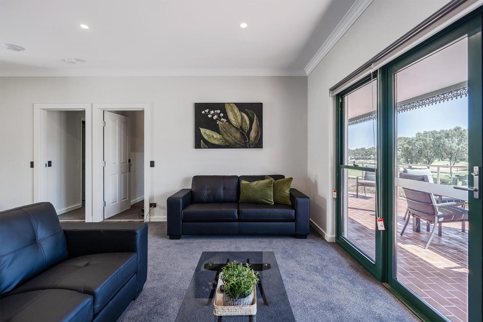 Готель Yarrawonga Mulwala Golf Club Екстер'єр фото A living room with a large sliding door