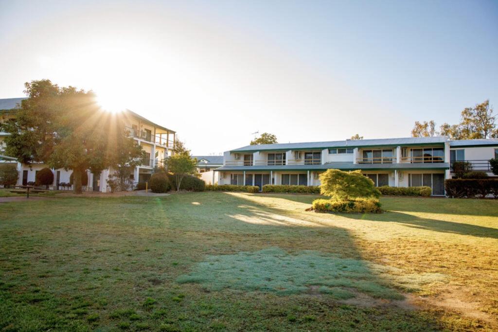 Готель Yarrawonga Mulwala Golf Club Екстер'єр фото The Village, 2015