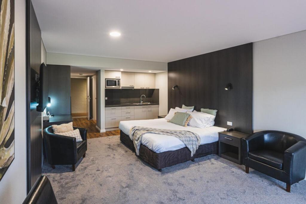Готель Yarrawonga Mulwala Golf Club Екстер'єр фото A typical studio apartment