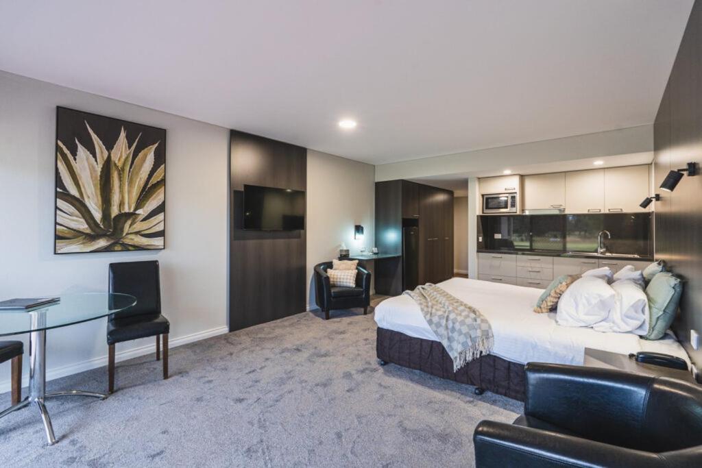 Готель Yarrawonga Mulwala Golf Club Екстер'єр фото Studio apartment
