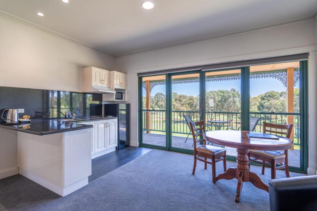 Готель Yarrawonga Mulwala Golf Club Екстер'єр фото A typical apartment at the resort