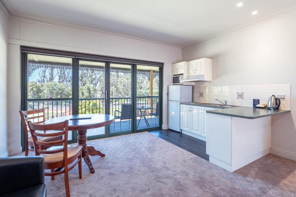 Готель Yarrawonga Mulwala Golf Club Екстер'єр фото A typical apartment at the University of Western Australia