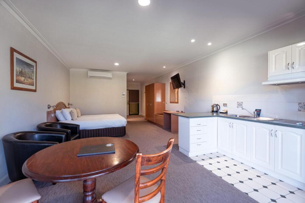 Готель Yarrawonga Mulwala Golf Club Екстер'єр фото Studio apartment