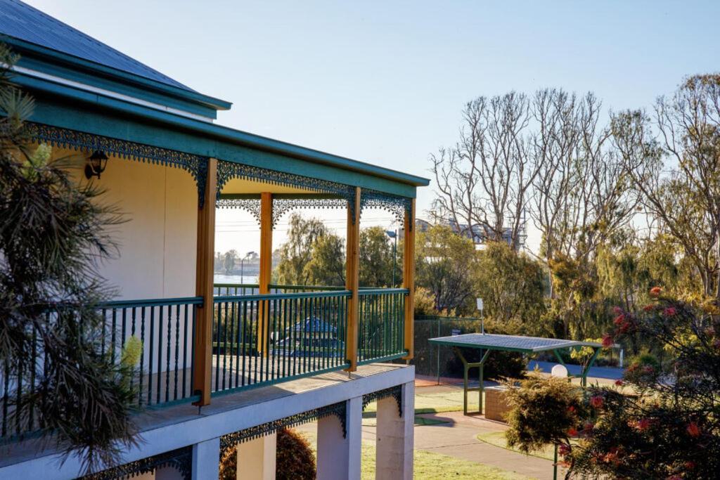 Готель Yarrawonga Mulwala Golf Club Екстер'єр фото The verandah of the house