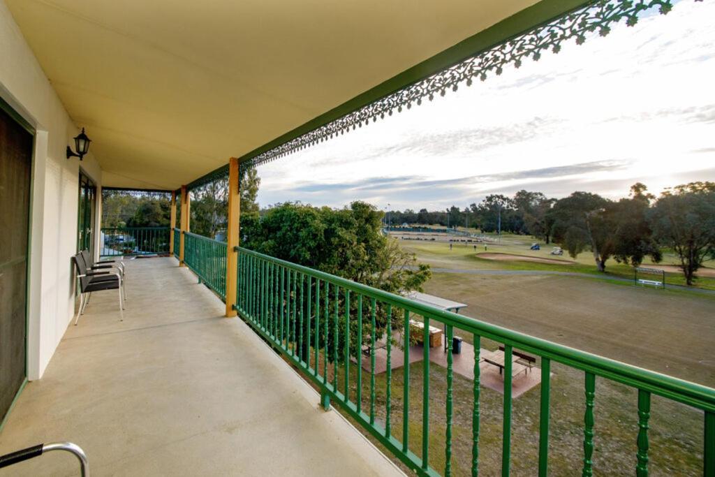 Готель Yarrawonga Mulwala Golf Club Екстер'єр фото A balcony at the Adelaide Oval