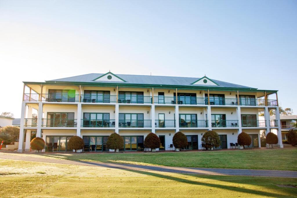 Готель Yarrawonga Mulwala Golf Club Екстер'єр фото The clubhouse at the Links Lady Bay Golf Course