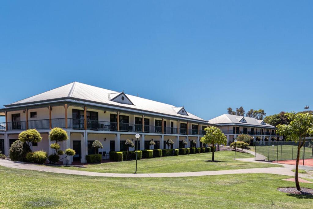 Готель Yarrawonga Mulwala Golf Club Екстер'єр фото The school's main building