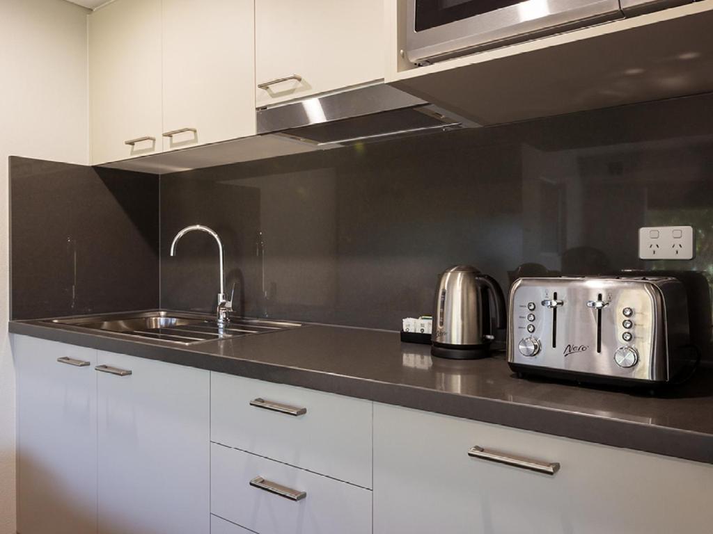 Готель Yarrawonga Mulwala Golf Club Екстер'єр фото A typical kitchen in a student apartment