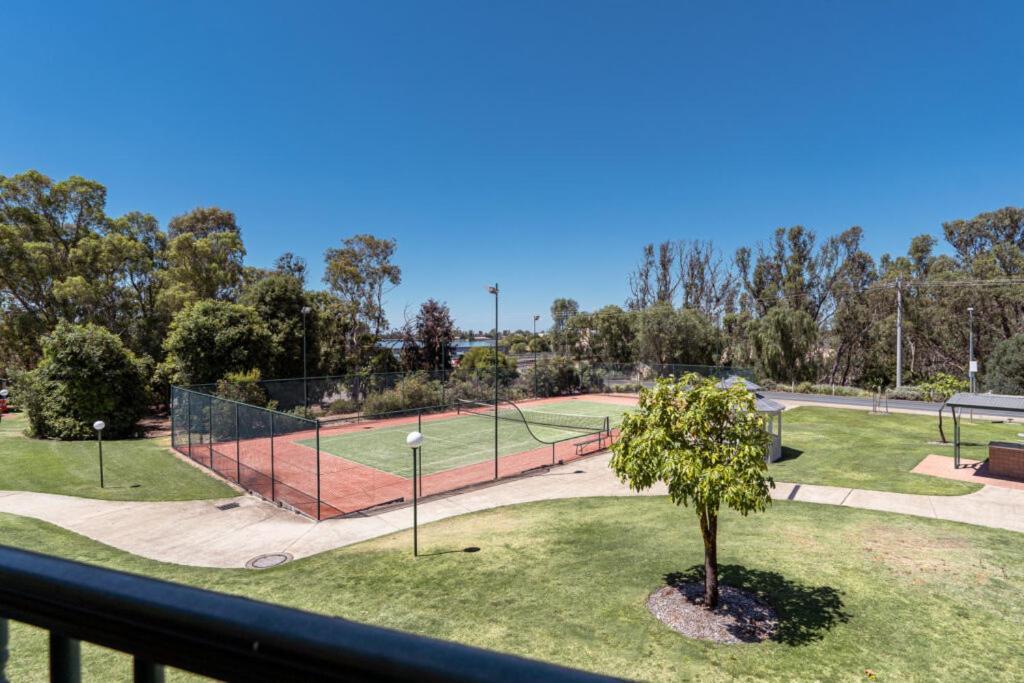 Готель Yarrawonga Mulwala Golf Club Екстер'єр фото Tennis and netball courts at the University of South Australia's City Campus