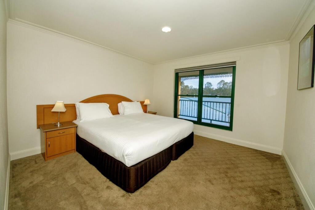 Готель Yarrawonga Mulwala Golf Club Екстер'єр фото A bedroom at the hotel