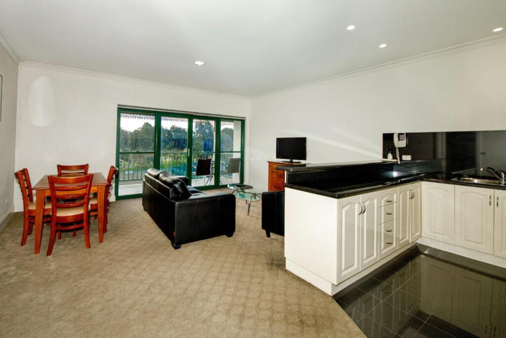Готель Yarrawonga Mulwala Golf Club Екстер'єр фото A typical apartment at the Village
