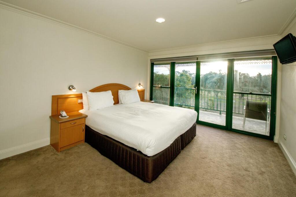 Готель Yarrawonga Mulwala Golf Club Екстер'єр фото A bedroom at the hotel