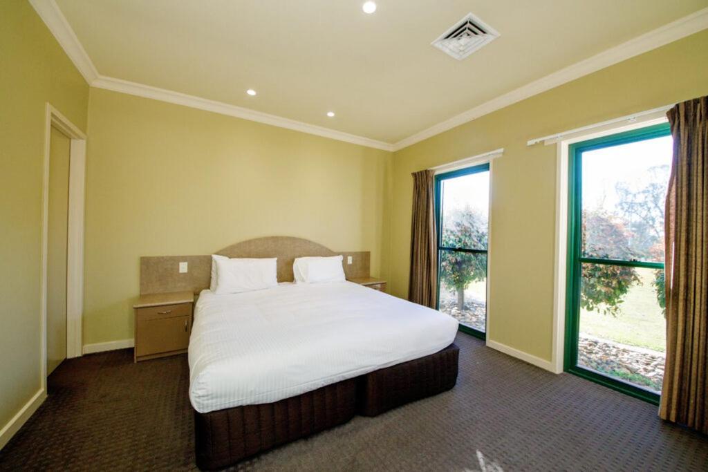 Готель Yarrawonga Mulwala Golf Club Екстер'єр фото A typical bedroom at the hotel