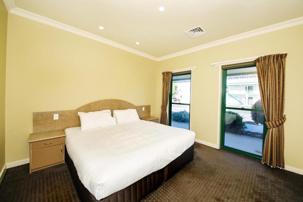 Готель Yarrawonga Mulwala Golf Club Екстер'єр фото A bedroom at the hotel