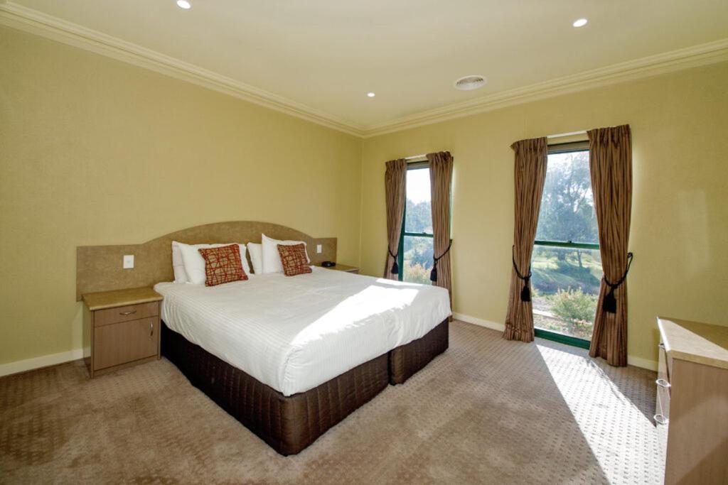 Готель Yarrawonga Mulwala Golf Club Екстер'єр фото A bedroom at the hotel