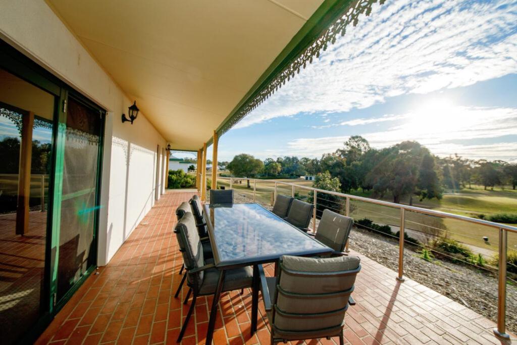 Готель Yarrawonga Mulwala Golf Club Екстер'єр фото A balcony in Australia