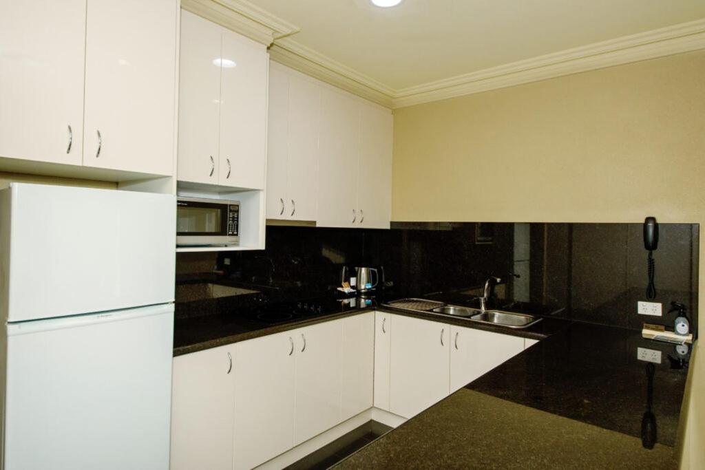 Готель Yarrawonga Mulwala Golf Club Екстер'єр фото A typical kitchen in a student apartment