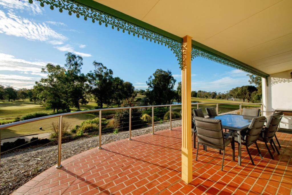 Готель Yarrawonga Mulwala Golf Club Екстер'єр фото Clubhouse balcony