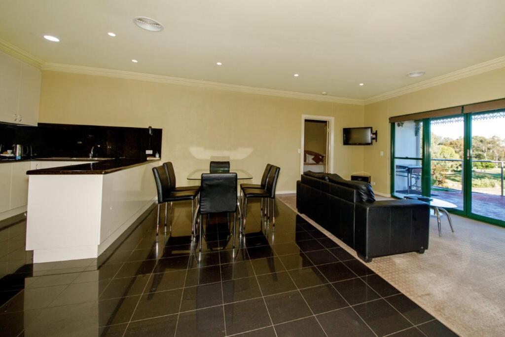 Готель Yarrawonga Mulwala Golf Club Екстер'єр фото A typical apartment at the hotel