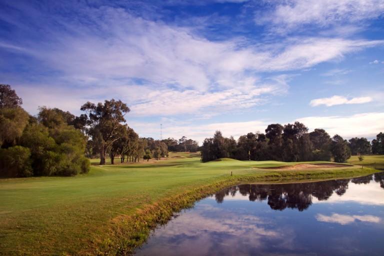 Готель Yarrawonga Mulwala Golf Club Екстер'єр фото The 18th hole at the 2007 PGA Championship