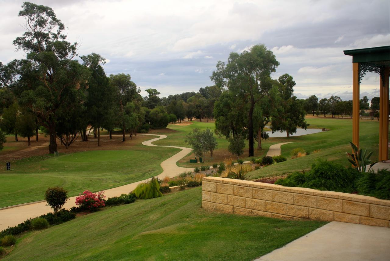 Готель Yarrawonga Mulwala Golf Club Екстер'єр фото The 18th hole at the Vines Resort and Country Club