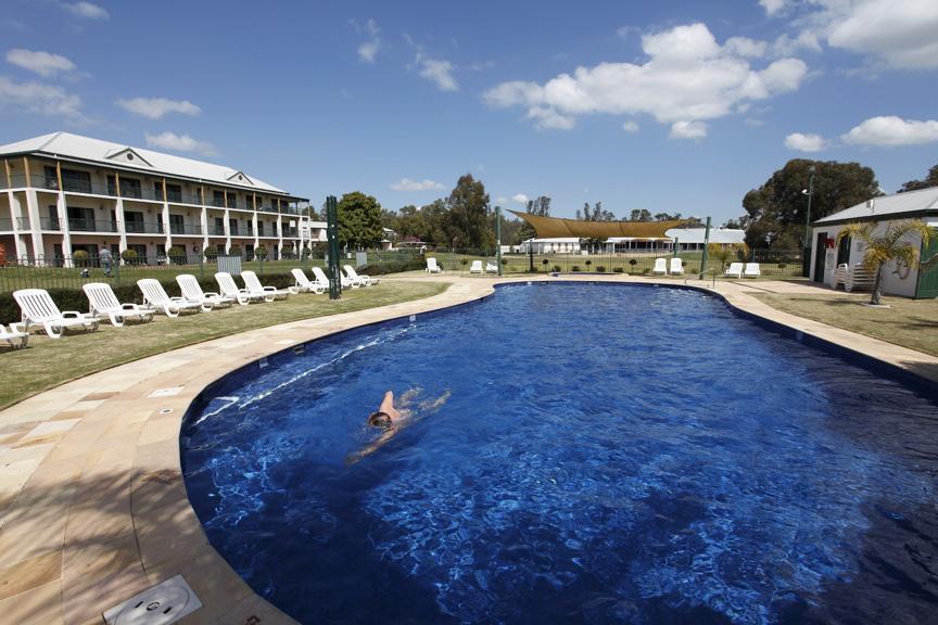 Готель Yarrawonga Mulwala Golf Club Екстер'єр фото The pool at the Club Hotel