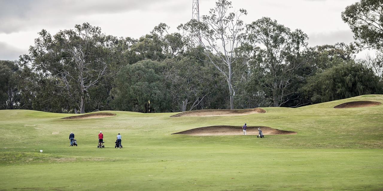 Готель Yarrawonga Mulwala Golf Club Екстер'єр фото Golfers at the 2011 Australian PGA Championship