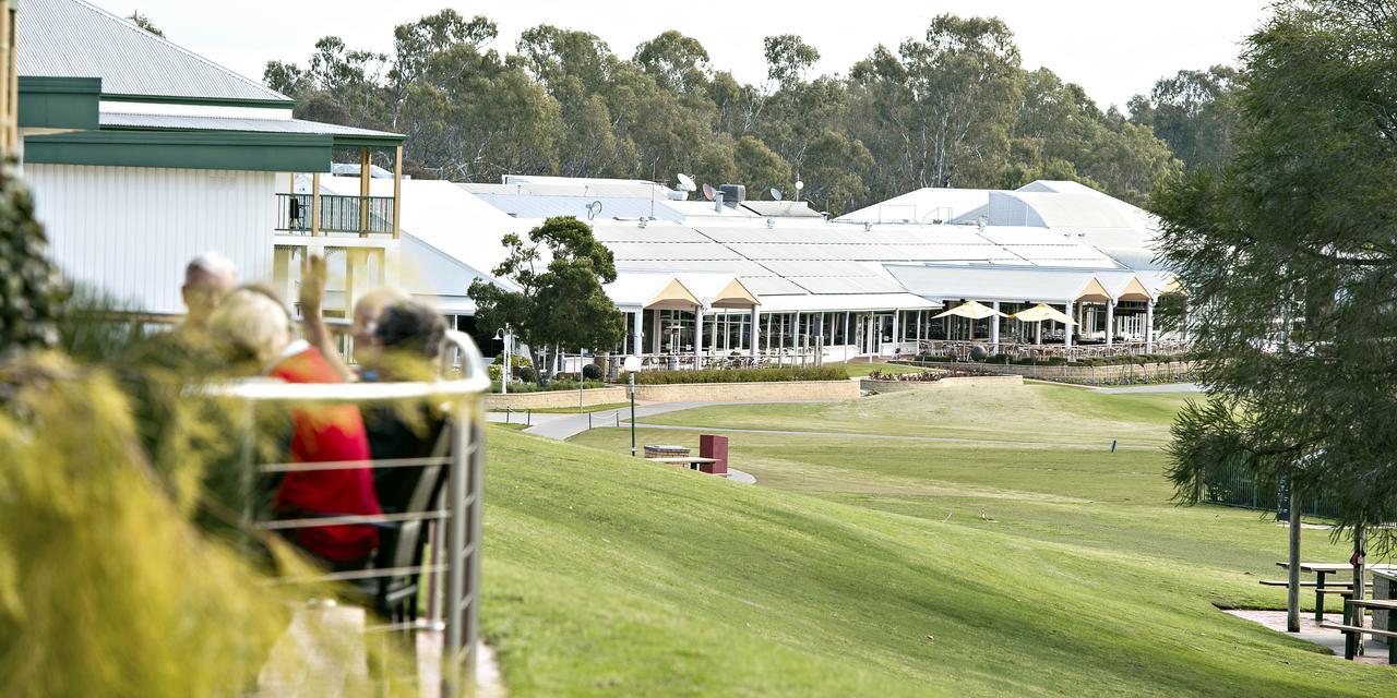 Готель Yarrawonga Mulwala Golf Club Екстер'єр фото The clubhouse at the Adelaide Oval